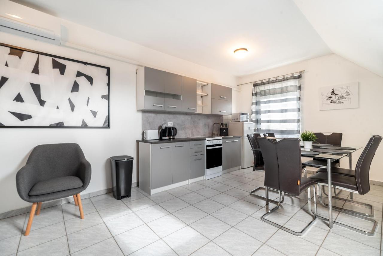 Grand Apartmanhaz Gyenesdiás Buitenkant foto