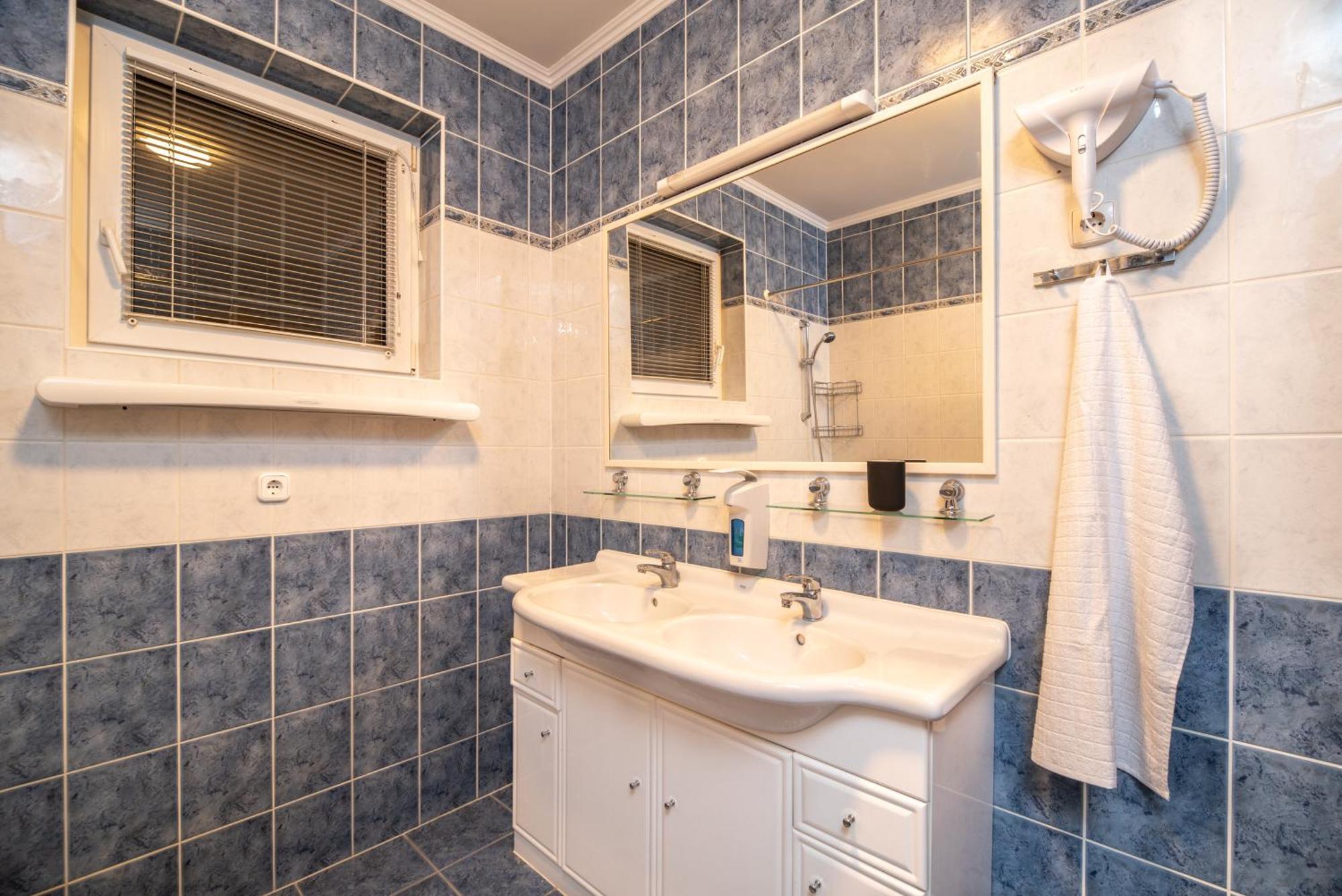 Grand Apartmanhaz Gyenesdiás Buitenkant foto